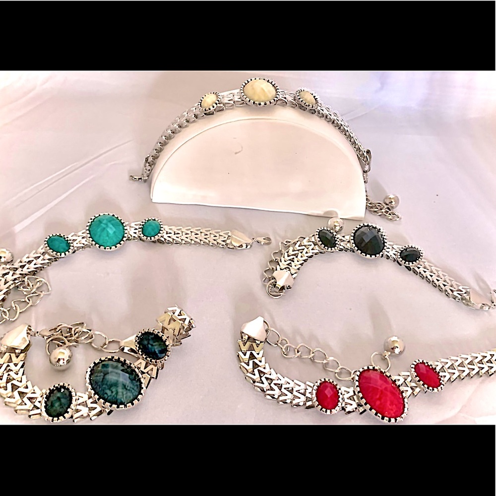 ✨SELLING GEM BRACELETS✨. (Bracelets are for the price of $5 each.)
